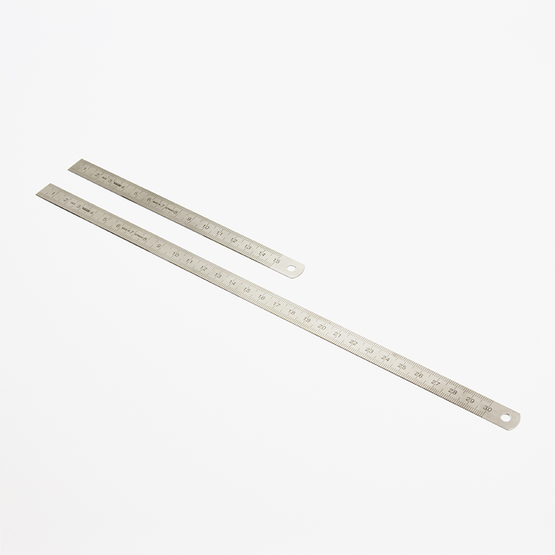 Stahlmassstab in zwei Längen