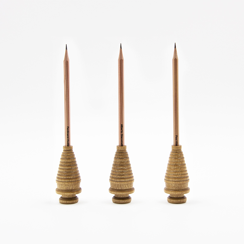 Alte Textilspulen als Bleistifthalter 