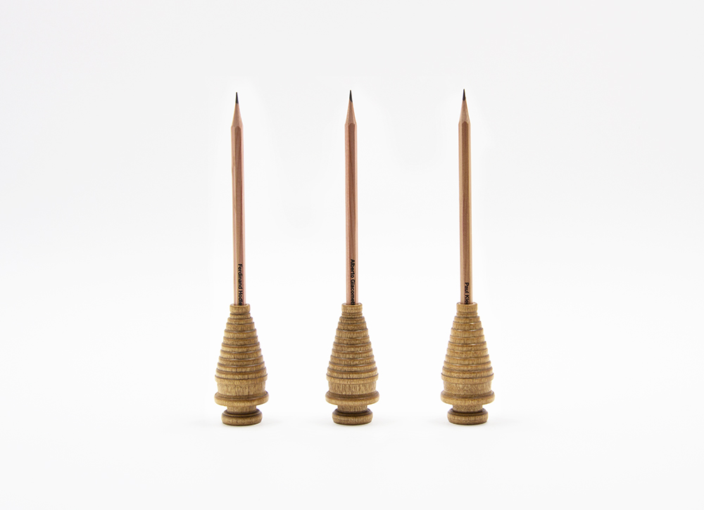 Alte Textilspulen als Bleistifthalter 