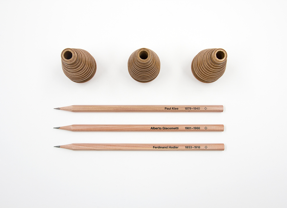 Alte Textilspulen als Bleistifthalter 