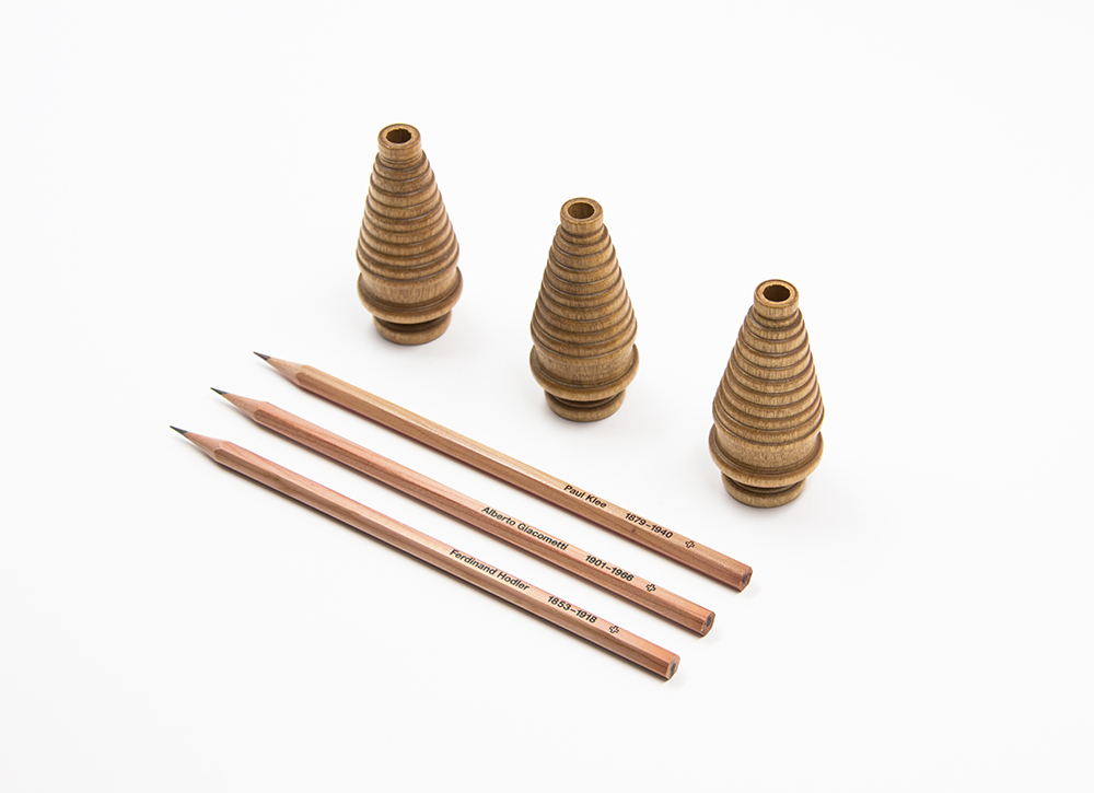 Alte Textilspulen als Bleistifthalter 