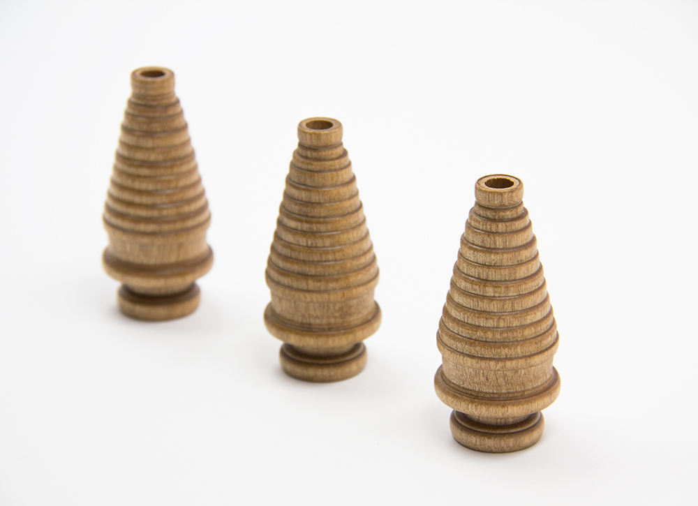 Alte Textilspulen als Bleistifthalter 