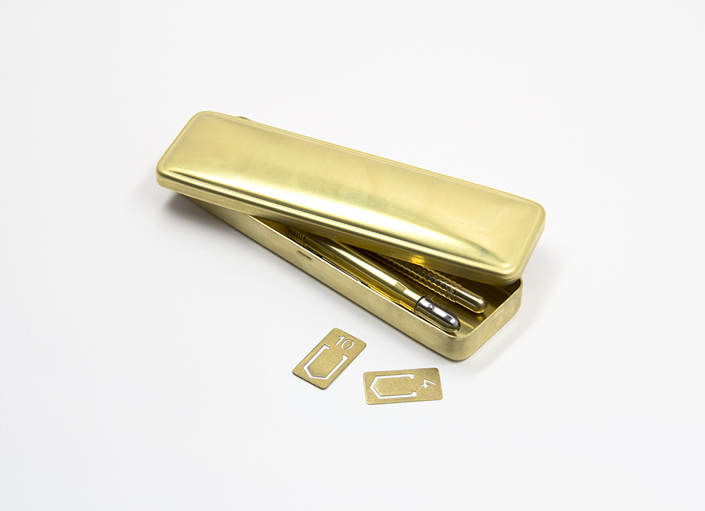 Massive Schreibtisch-Schatulle aus Messing