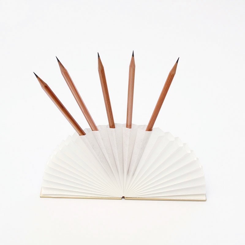 Filigraner Stiftehalter aus Papier 